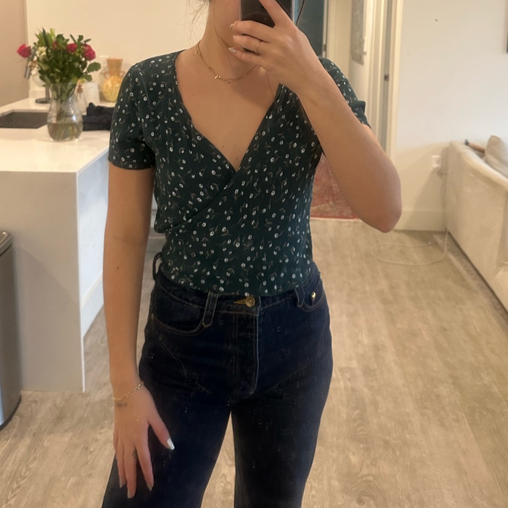 Brandy Melville tie up floral top